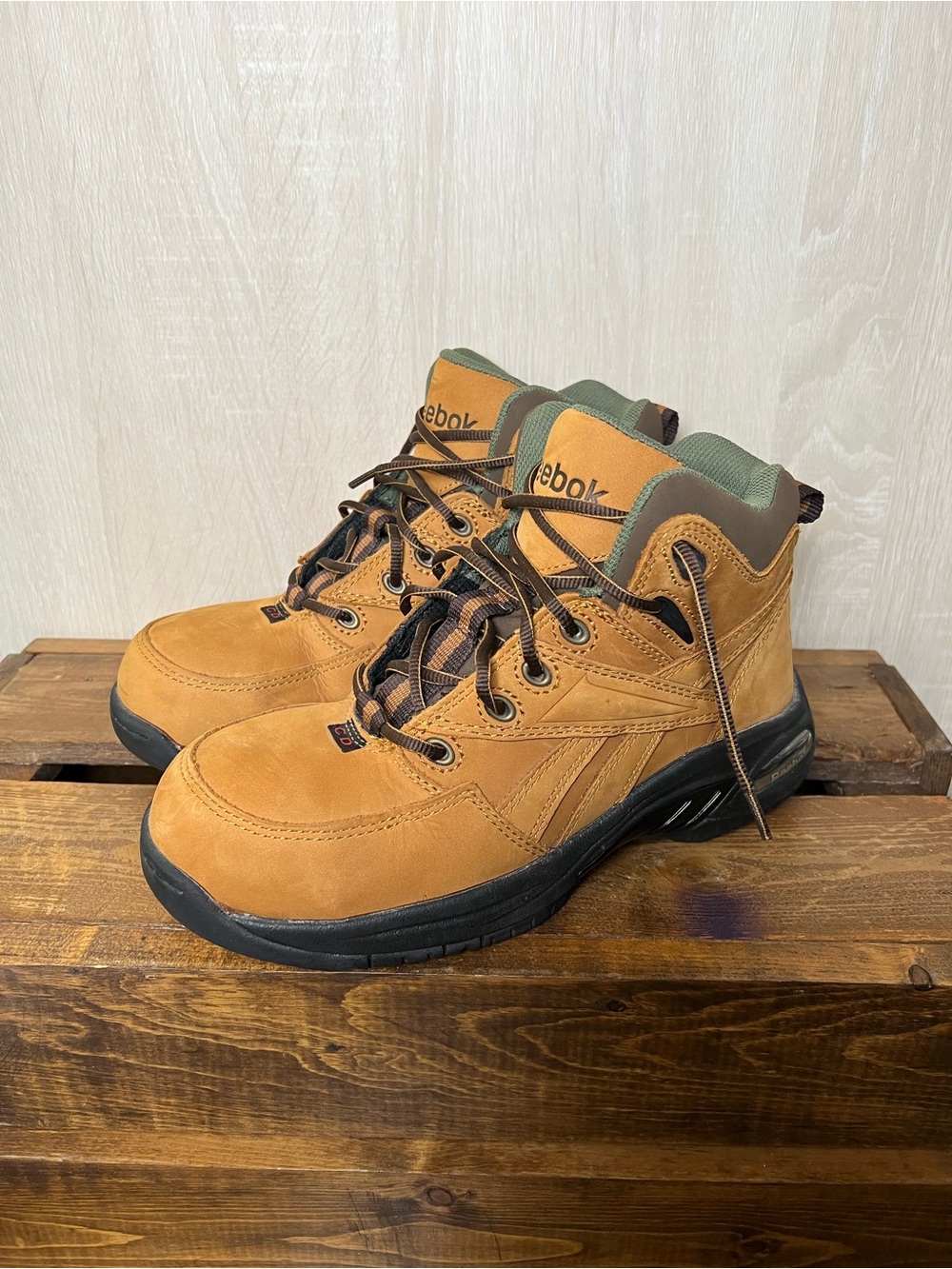 Reebok Woman’s 8/Men’s 6/ Wheat/Tan Leather Lace-Up Work Boots